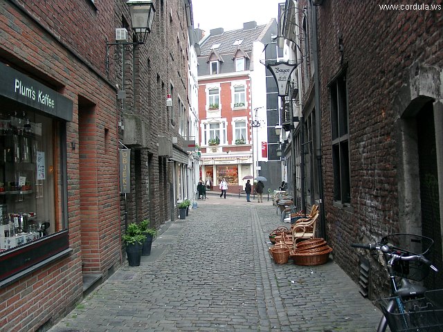 Cordula's Web. A narrow way. Aachen.