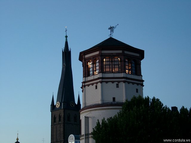 Cordula's Web. Duesseldorf kurz nach Sonnenuntergang.